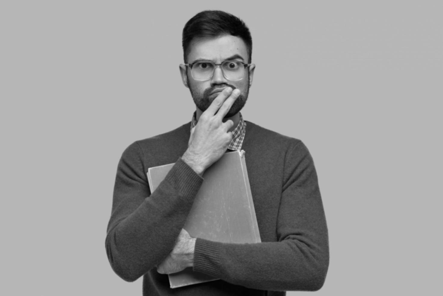 Profesional analizando tendencias financieras en pantallas múltiples
